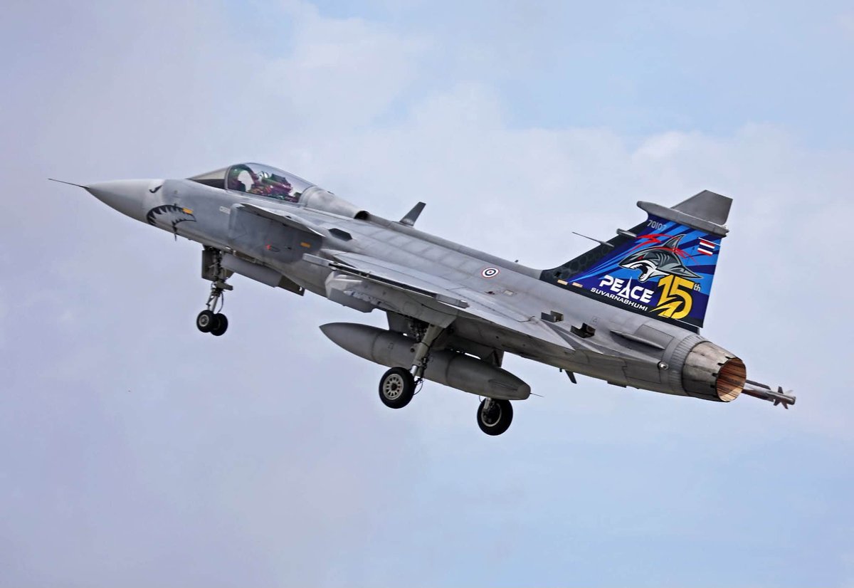 aag_th's tweet photo. 🇹🇭🇸🇪Royal Thai Air Force #Saab #Gripen C 70107 15th anniversary new livery unveiled today
#Thailand #AirForce @RtafNews #RTAF #Sweden @Saab #Aircraft @GripenNews https://t.co/JSV84gyLzT