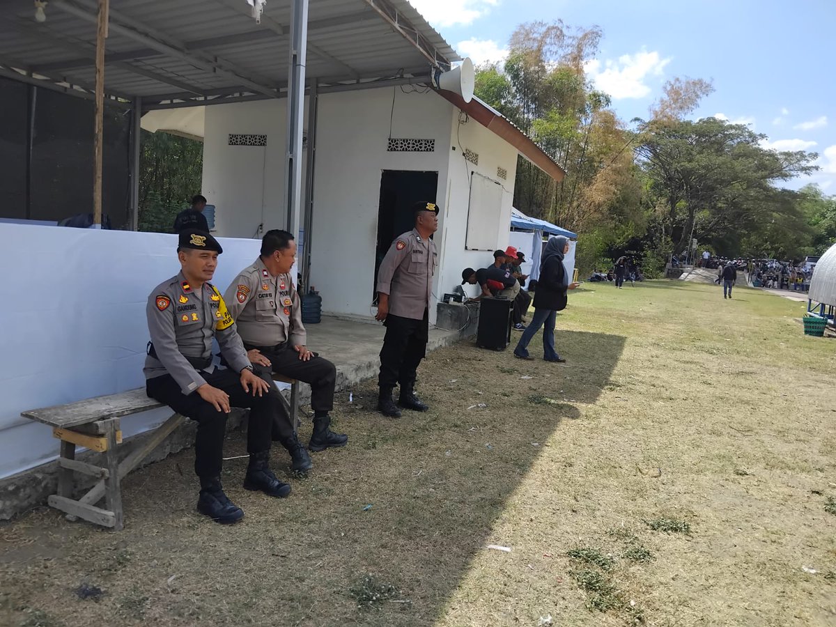 PiyunganPolsek's tweet photo. Anggota unit samapta polsek piyungan di pimpin Ipda Gandung Sugiyanto, S.H., melaksanakan patroli, cegah gangguan kamtibmas sambang pemukiman pergudangan dan SPBU agar situasi kamtibmas wilayah piyungan tetap kondusif (18/7/2026)
#polriuntukmasyarakat
#patroli
#polsekpiyungan https://t.co/ATBmSaV9TA