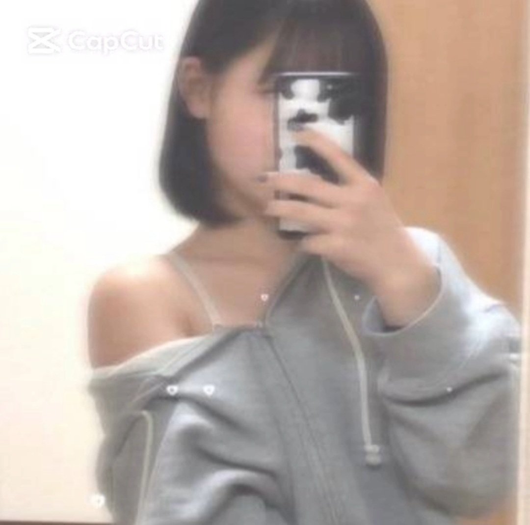 u8izb's tweet photo. 暑いから肩だしてる
#裏アカ女子 https://t.co/L8sndcFnHp