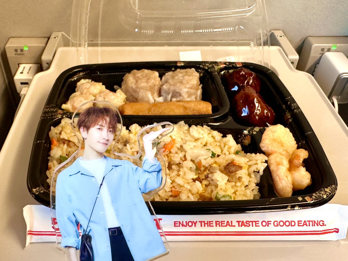 551のお弁当を紹介してくれる翔太くん🍱 左手にアクスタ右手にスマホな