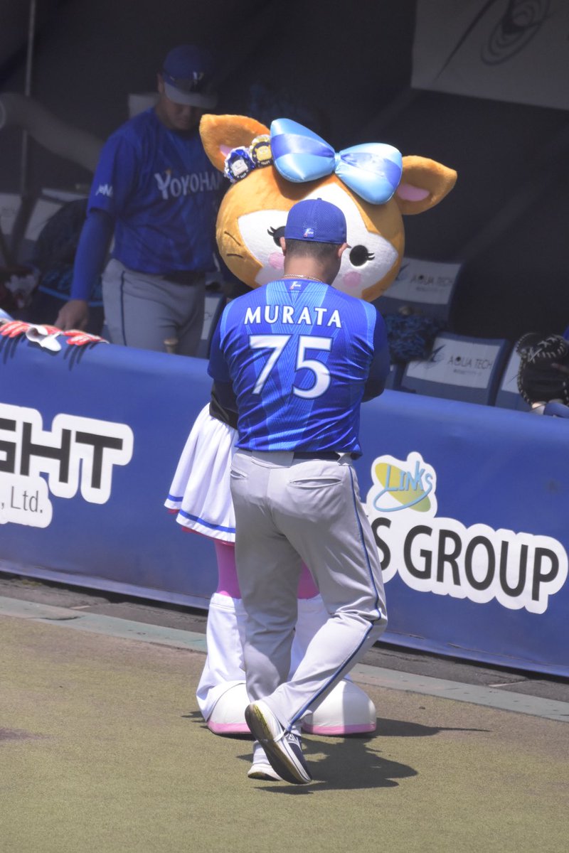 dz_ds_dn's tweet photo. 7/20 鎌スタ

村田監督からメンバー表預かるキララちゃん🎀

#baystars 
#キララ 
#村田修一 https://t.co/8jL5FXE2TE
