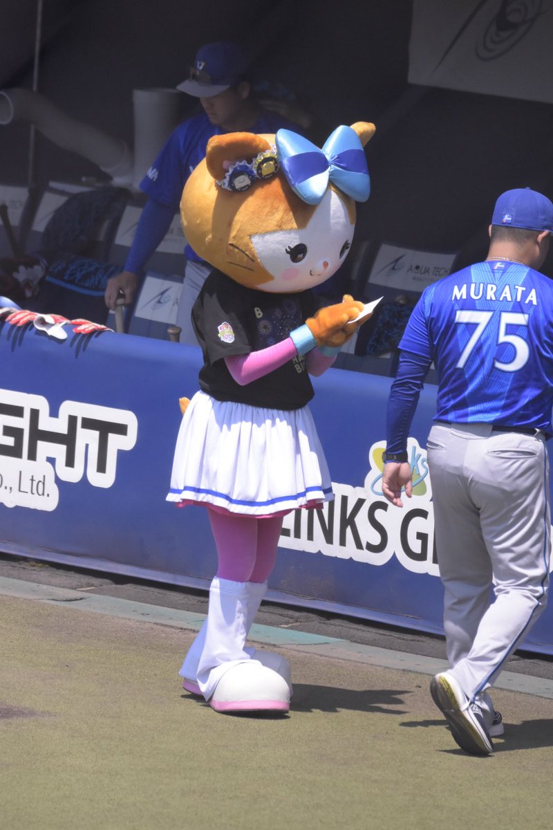 dz_ds_dn's tweet photo. 7/20 鎌スタ

村田監督からメンバー表預かるキララちゃん🎀

#baystars 
#キララ 
#村田修一 https://t.co/8jL5FXE2TE