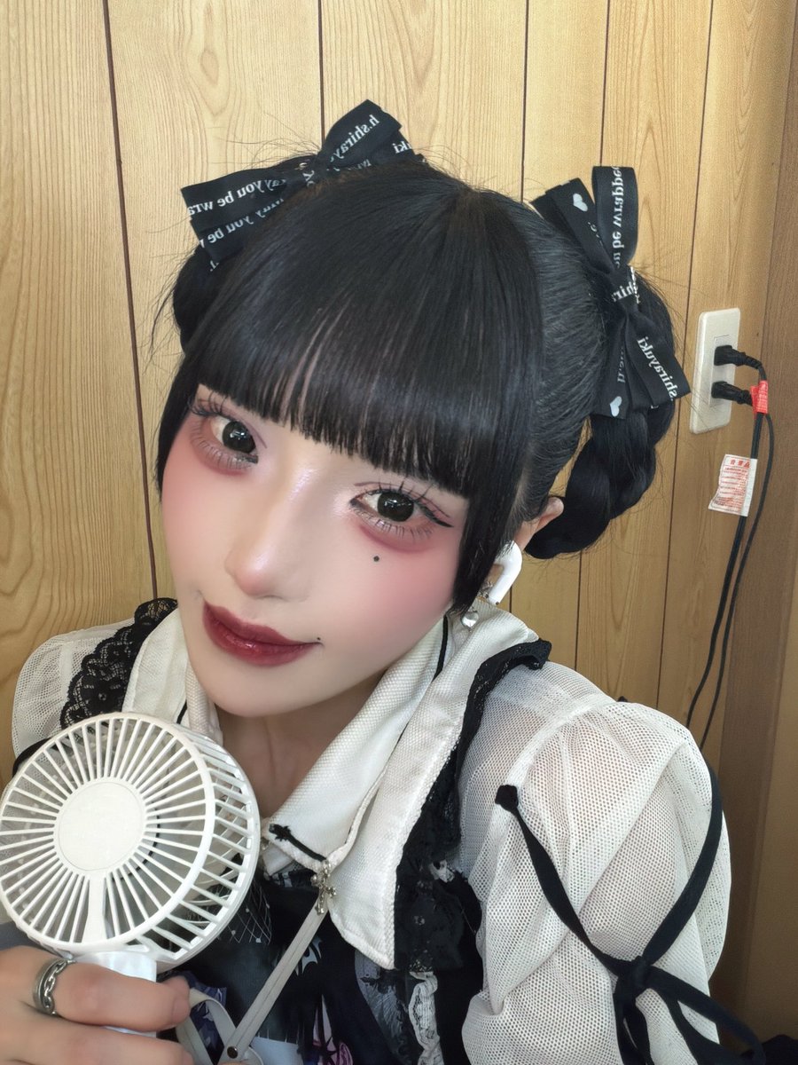 kanau_Ill's tweet photo. #関ケ原唄姫合戦2026 day3 遂に最終日！最後まで楽しかったー！！イルとして徳川ステージに2度も立たせて頂けて凄く嬉しかった反面、立っていいのかと思うほど来年はもっと岐阜に列を作らなゃ！となりました。今日も髪型と髪飾り＆靴下変えられました🫶🏻ツインテールからのドーナツヘア♡ みんながすきなやつ！ツインテール久しぶりにしたな〜 暑かったね。どれくらい焼けちゃったんだろう。焦げ焦げかなちゃんでも許してね🎶 改めて、関ヶ原まで足を運んでくれたみんなありがとう♡  #イル ちゃん、もっと熱いライブします！また来年ね