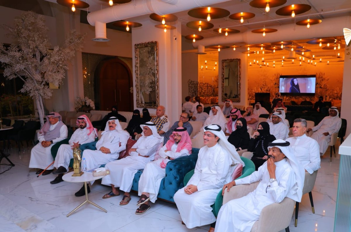 SASCA_JED's tweet photo. في ختام أمسية #صالون_المهرة_الثقافي كُرم البروفيسور #حسن_النعمي تقديرًا لمسيرته الثقافية وإسهاماته الفكرية وعطائه الذي أثرى المعرفة ورسخ الوعي وترك أثرًا ممتدًا في الأدب والنقد والمسرح
#جمعية_الثقافة_والفنون #جدة https://t.co/rw1zV4lNeR
