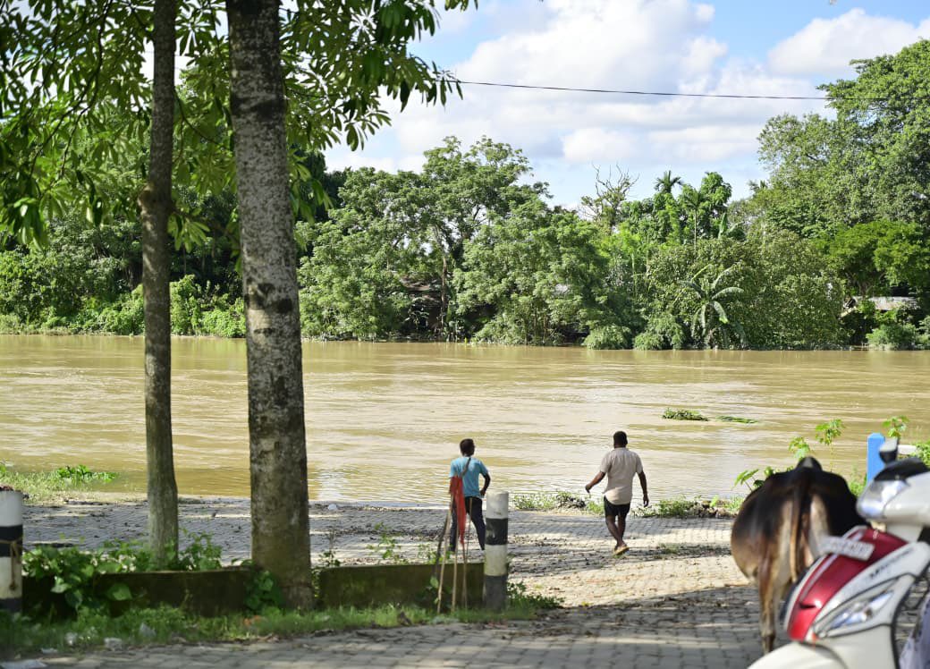 AjantaNeog's tweet photo. As directed by Hon'ble Chief Minister Dr. @himantabiswa , I visited the flood-affected Borigaon and Gormur areas of Jorhat district today to assess the situation caused by the overflowing Bhogdoi River.

Reviewed the progress of rescue and relief operations with the district administration and concerned officials, and interacted with affected families to understand their concerns.

The Government of Assam stands firmly with every flood-affected citizen and will continue to provide all possible support.

#Jorhat #FloodRelief #Assam