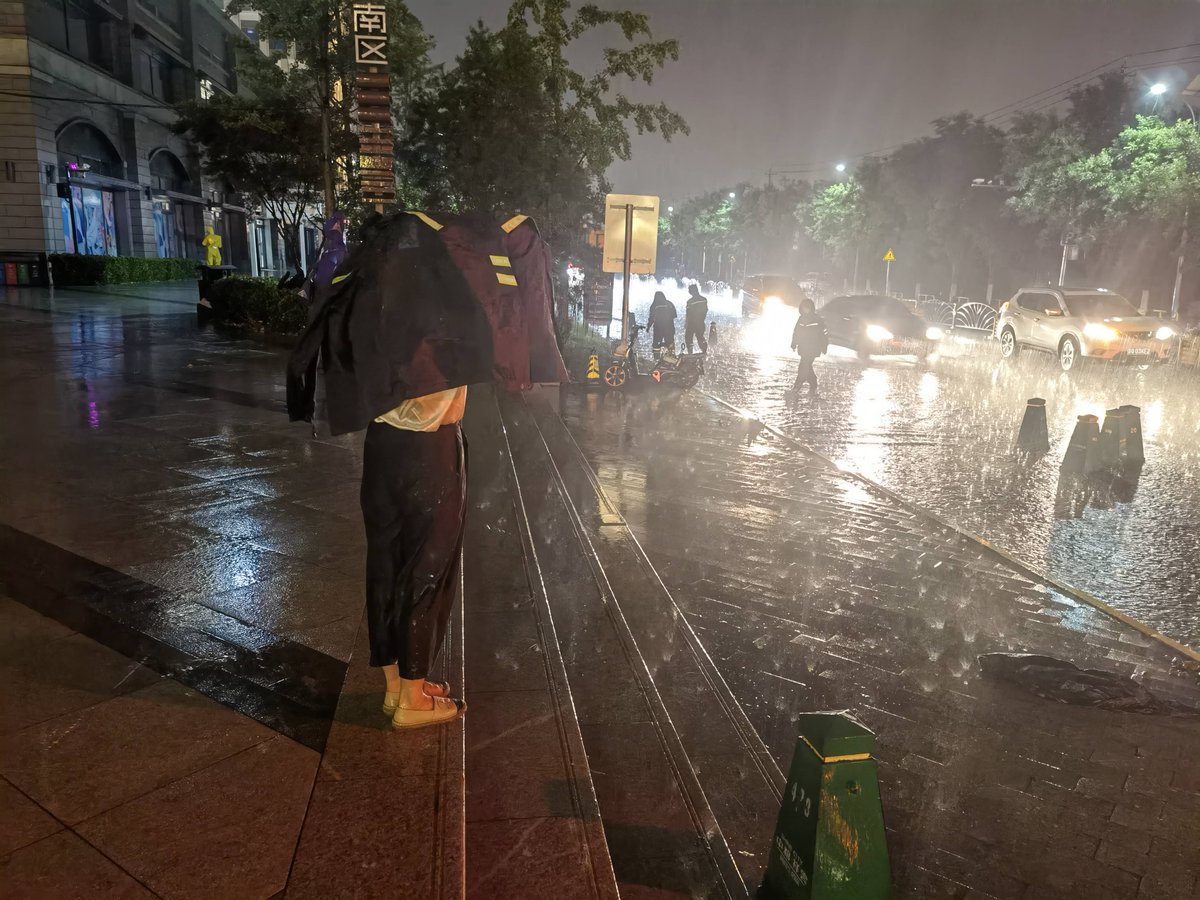 BernardoSut9's tweet photo. A stranger noticed my phone died while I was fumbling to call a ride on a rainy night. They lent me their charger without asking for anything back. Restored my day and faith in small, kind acts. https://t.co/j3iWJ3jCM9