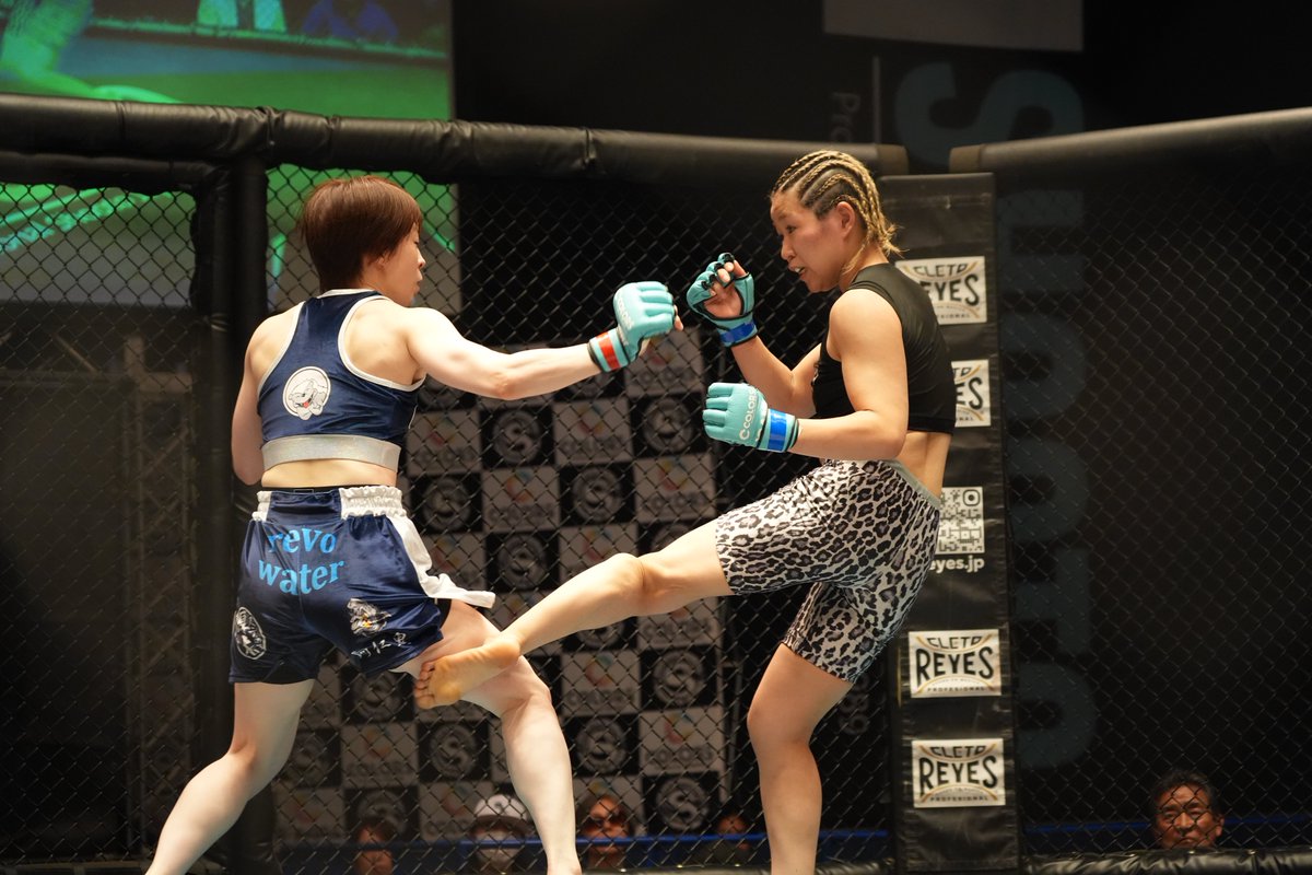 Gigio_jp's tweet photo. プロ修斗後楽園ホール大会 #shooto0720
［第6試合］女子アトム級5分3R
中村未来（マルスジム）
vs
嶋屋 澪（SISU）
中村選手がプレス、ケージに詰める。2R 中村選手がタックル。テイクダウンすると、トップ、バック。最後はアームロック、嶋屋選手凌ぐがバトン投入。中村選手が一本勝ち。 https://t.co/j2CyF5VjKD