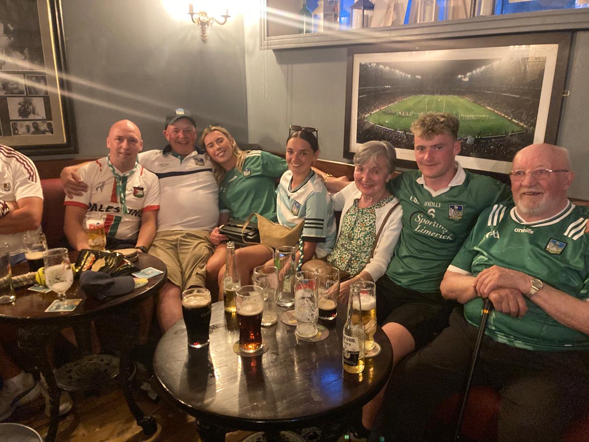 patheffernan13's tweet photo. Craic was good in fairness
#greatnight # luimneachabū https://t.co/ZRDw22LPt3