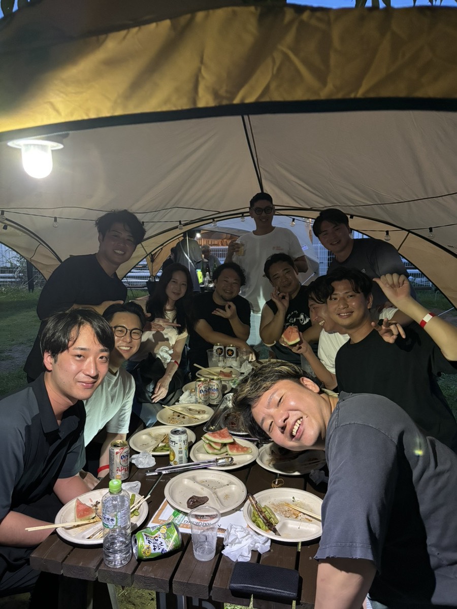 growthp_shuji's tweet photo. いつも酒亭赤坂かねさくをご愛顧いただき、誠にありがとうございます！
おかげさまで当店は、無事に創業8周年を迎えることができました🎊
日頃から温かく支えてくださるお客様、そしてビジネスパートナーとして日頃から並走してくださる関係者の皆様のおかげ��す。心より感謝申し上げます。

先日、日頃お世話になっている大切な皆様をお招きし、BBQを開催いたしました！
当日はなんと、総勢96名もの皆様にお集まりいただき、これまでにないほど賑やかで笑顔のあふれる時間となりました。
飲食店ならではのこだわりとして、炭火で豪快に焼き上げるうなぎやジビエ料理、そして美味しいお酒をご用意し、皆様に贅沢なひとときを堪能していただきました🍻

当日は主催側もバタバタとしてしまい、お一人おひとりとゆっくりお話しする時間が足りず心苦しい限りでしたが、お集まりいただいた皆様が温かく会場を盛り上げてくださり、最高の一体感が生まれたひとときとなりました。
9年目に向けて、さらに愛されるお店づくりに励んでまいります。今後とも酒亭赤坂かねさくをどうぞよろしくお願いいたします！✨
https://t.co/dp42U8vqv6