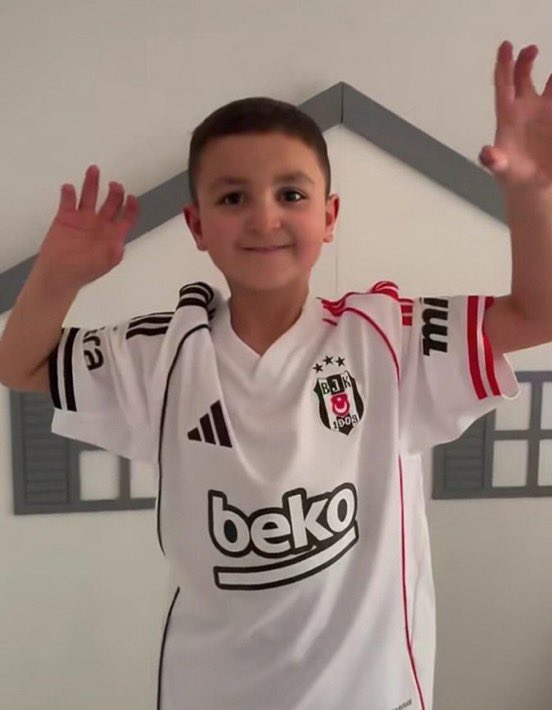 daktilock's tweet photo. Kanseri mağlup eden çocuğun zafer sevinci yüzleri gülümsetti. https://t.co/7CSK4A92aC