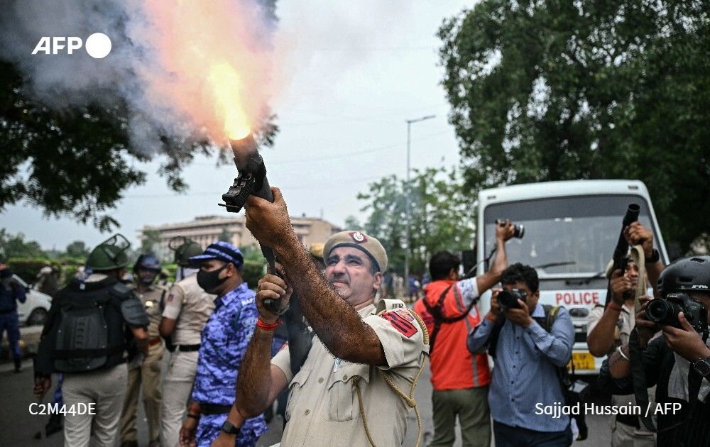 AFP's tweet photo. 🇮🇳 Indian police have fired tear gas and baton-charged protesters in New Delhi, as they tried to march on parliament to demand the resignation of the education minister over irregularities in major examinations. 
➡️ https://t.co/OSlTRpnaWk https://t.co/Xso3g7s2Ea