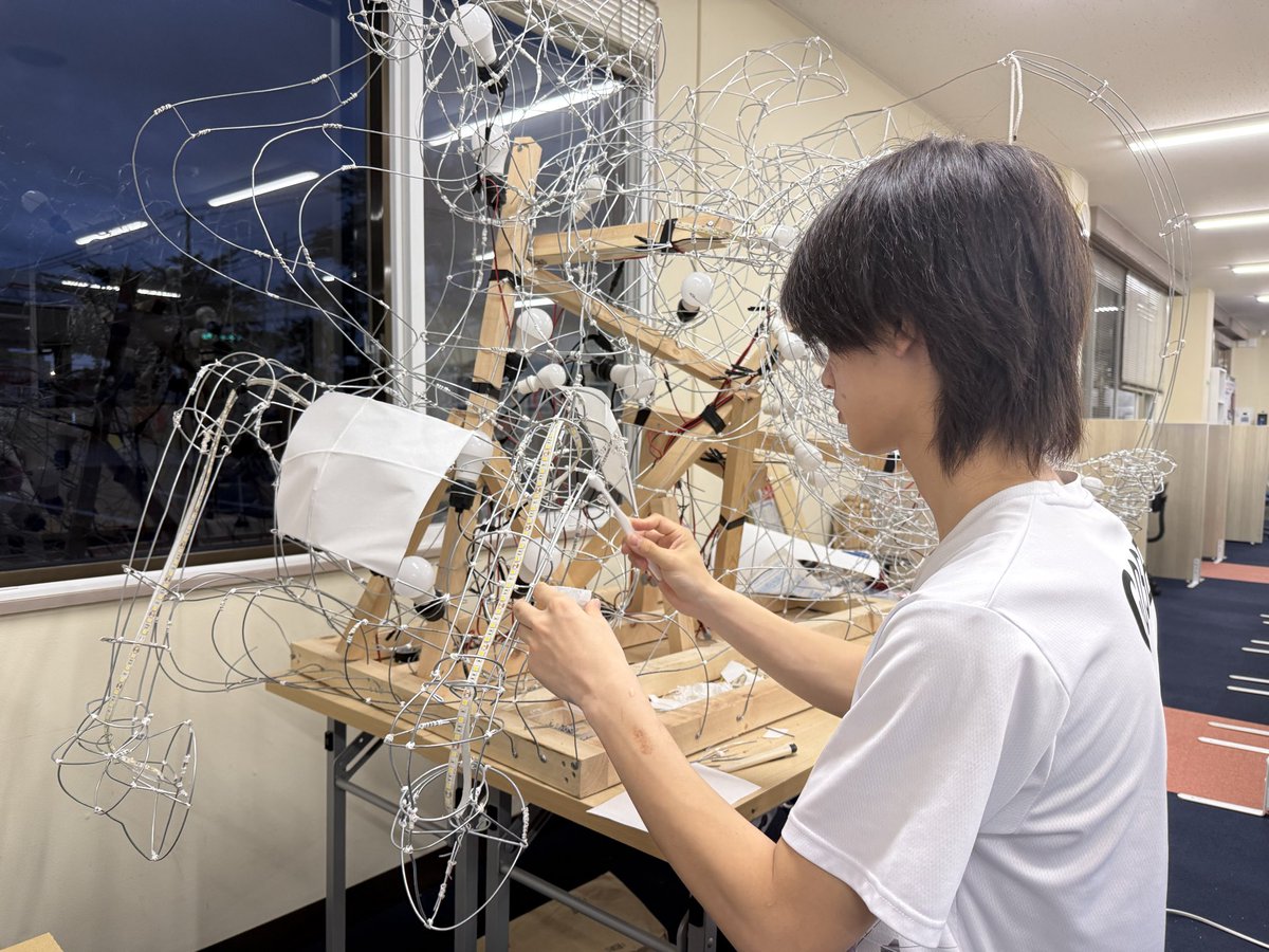 FutureG2019's tweet photo. 🏮流鏑馬×ねぶた制作レポート🏮

将来ねぶた師を志すメンバー、コウシロウ君🕺✨

忙しい毎日の合間を縫って、制作に励んでくれています

ついに骨組みが完成し、いよいよ次は紙��りの工程へ🕺✨

完成までの様子もこれから随時お届けしていきますので、ぜひお楽しみに🕺✨

#スポーツ流鏑馬
#ねぶた https://t.co/S2Zp4VqEkj