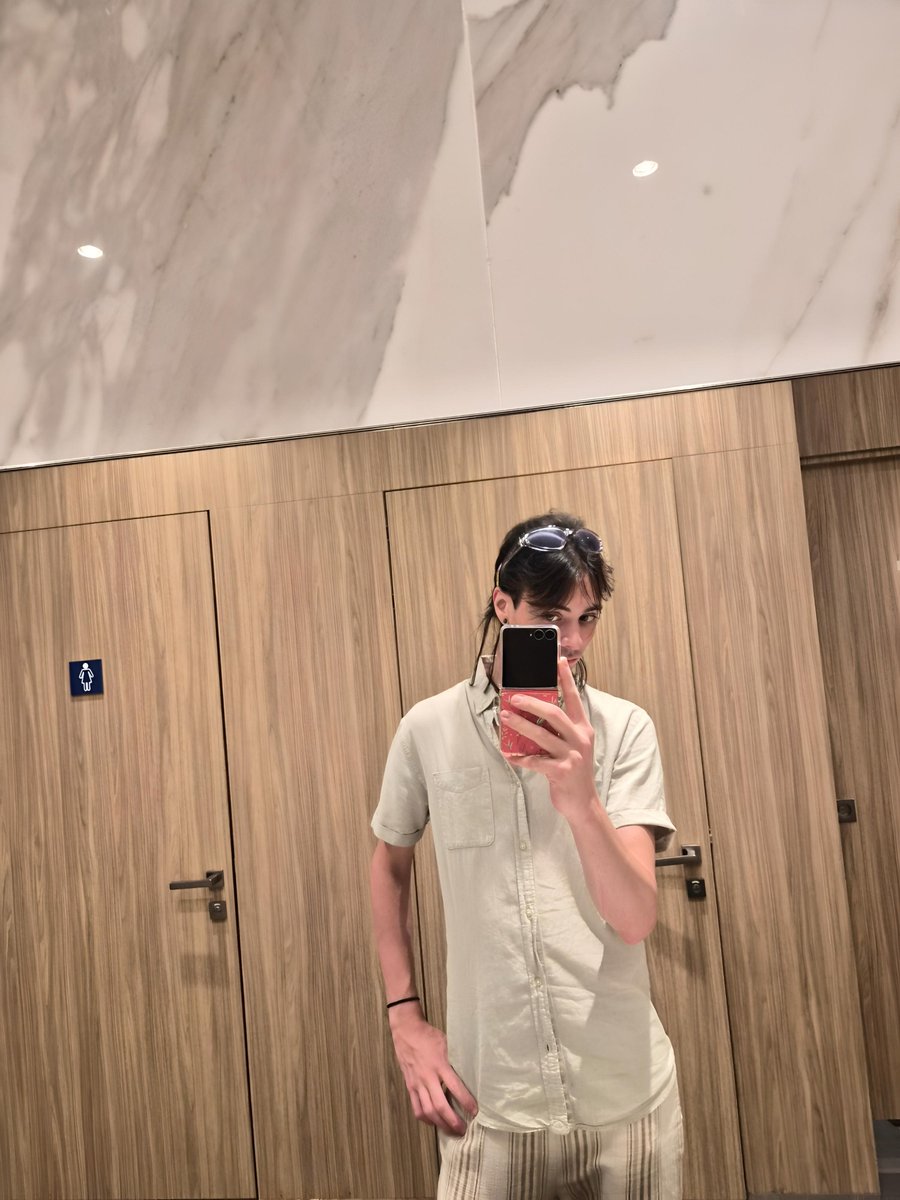 HwangGSong's tweet photo. New haircuttt. I like it so much. I'm also planning some colored matches!! https://t.co/GEQiPpjF6L
