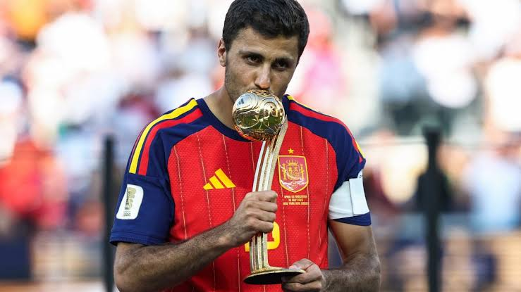 MadridSports_'s tweet photo. ‼️ Información de @MarioCortegana sobre Rodri

El futbolista sigue manteniendo su deseo de regresar a España y el Real Madrid es la opción que más le gusta.

Los directivos del Madrid han quedado impresionados de su rendimiento en el Mundial.

Yo vuelvo a repetirlo: es un fichaje que está a tiro y que debería ser OBLIGATORIO. Si te da dos años a este nivel, ya es rentable. Un jugador que te cambia por completo la cara de un equipo y que ha demostrado que está para lo máximo.