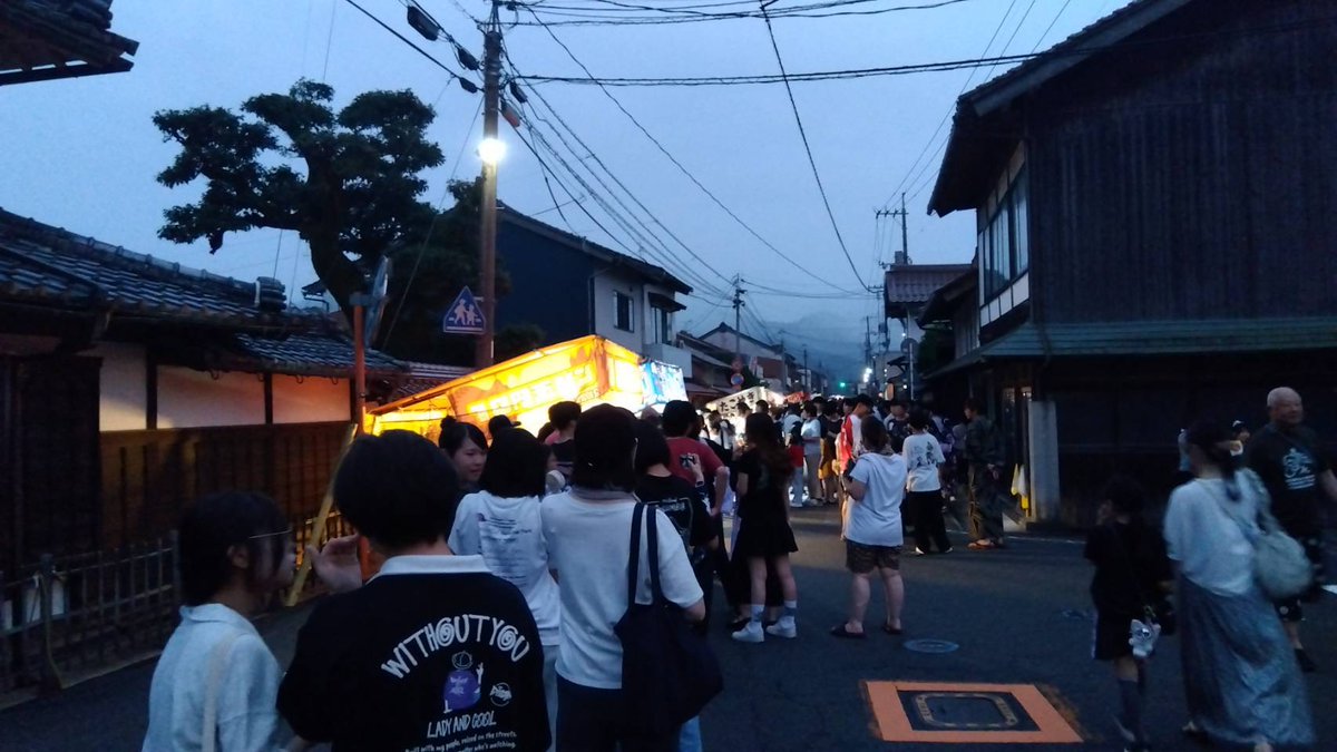 ysgdtv's tweet photo. 【生中継のお知らせ】  
毎月一回、市内の様々な場所で生中継をする番組
「安来のこぎゃんとこから生中継」
今回は、広瀬祇園祭の会場からお届け！
迫力ある花火🎆と熱気あふれる神輿巡幸📷の様子を生中継します！  放送は、本日20日(月) 午後7時58分から！  まもなくですよ！お楽しみに！ https://t.co/8RNgvOGYIq