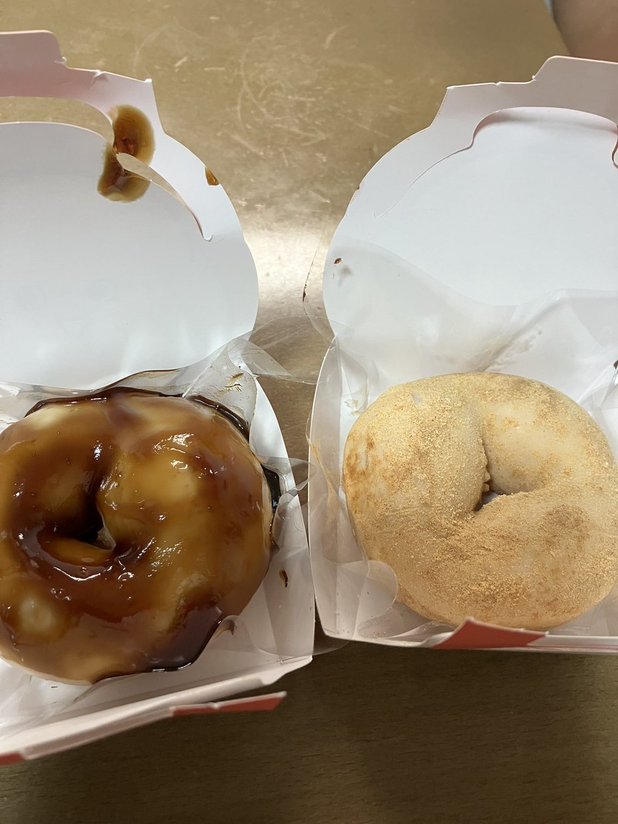 ap_wein's tweet photo. もっちゅりん初対面
素手では無理と判断し箸を使うことに…
これはナイフとフォークだったな笑 https://t.co/FtaUvfgt3G