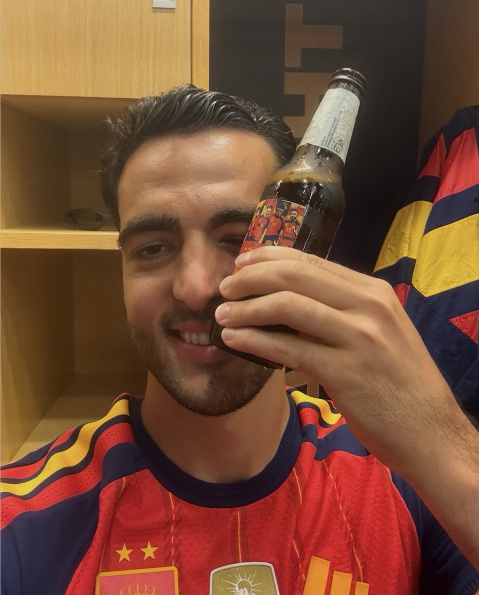 afcstuff's tweet photo. 📲 Mikel Merino ‘icing’ his face with a celebratory beer in the Spain dressing room, after THAT block from Lionel Messi’s shot in the World Cup final. 🥶🍻 https://t.co/6ViwmQzOQQ