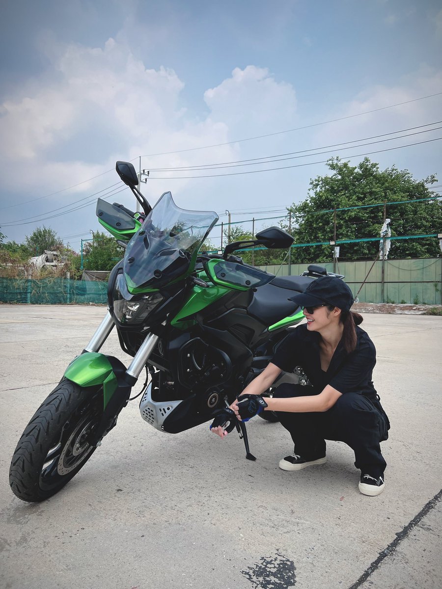namtanhands's tweet photo. namtan tipnaree with bike is will always be my favourite genre 😋 https://t.co/yNpBta64Cg