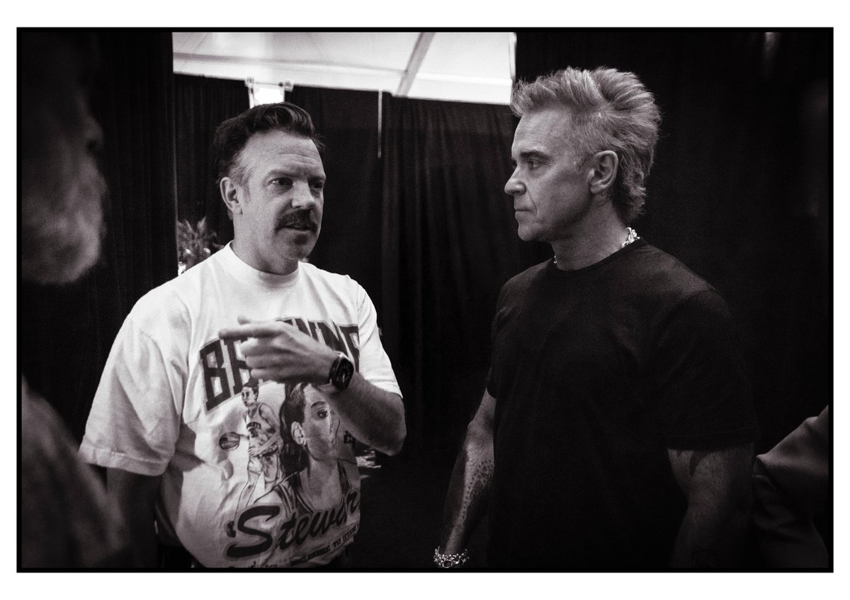 SudeikisNews's tweet photo. 📸 | jason sudeikis with robbie williams at fifa world cup final yesterday [via robbiewilliams on ig] https://t.co/yyx1diGUwG