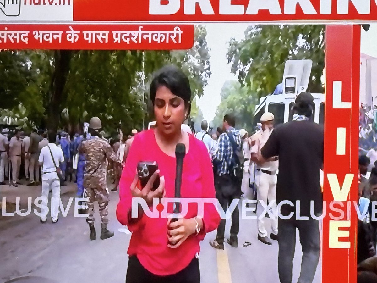 drmerajhusain's tweet photo. आज मैंने गौर किया की छात्रों के प्रदर्शन को कवर करने NDTV के पत्रकार बिना ID वाले माइक का इस्तेमाल कर रहे है।क्या दिन आ गए गोदी मीडिया के वो बताते डर रहे है की वो गोदी मीडिया है।#jantarmantardehli https://t.co/ek9jsJTQGZ
