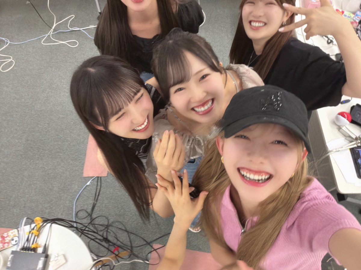 erii_20031027's tweet photo. オンラインお話し会 2日間
ありがとうございました！✨

みんなとお話するの楽しすぎて
たくさん元気をもらった2日間でした！🫶🏻

今年の夏もみんなに会える機会が
たっっくさんでそれをモチベに生きるよ！🩵

そして、お話し会する場所が
16期の5人と一緒でした！🤍
楽しすぎて一生笑ってました😂❤︎ https://t.co/bW8T10FfSJ