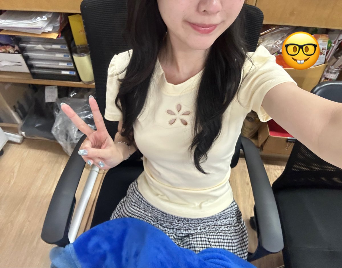 jiwliwstyle's tweet photo. แล้วมันน่ารักขนาดนี้จะไม่มีติดตู้ได้ไงง ใช้คำว่าน่ารักได้เปลืองมากกก สีคือถูกต้อง butter yellow 🌟🤩 แมชชุดง่าย ชอบดีเทลดอกไม้ตรงอกมาก คิ้วท์💖🛍️✨ https://t.co/sb840usCyY