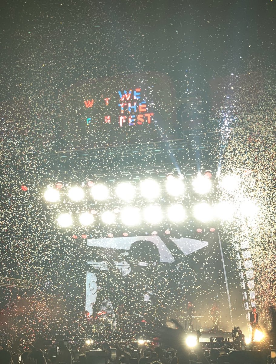 notwilona's tweet photo. legit broke down to my knees and CRIED when he sang Heaven and put on the pride flag. I was a baby queer who just got out of her first ever wlw relationship. one of my favorite core memories forever ❤️ this is why #Pride MATTERS https://t.co/YBfaL1r32o