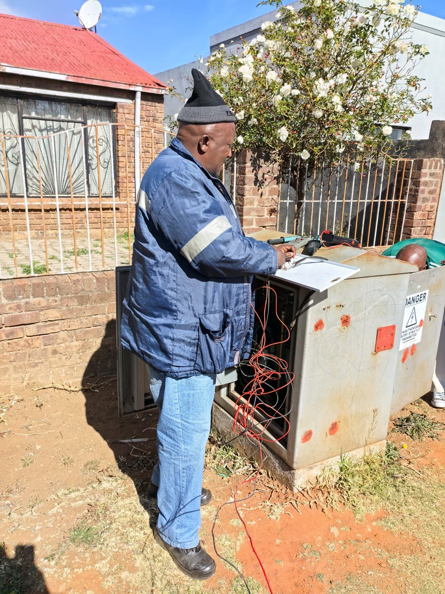 City_Ekurhuleni's tweet photo. β‘ #FixingTheFrontline | #CoEEnergyUpdate
π Springs CBD β Electricians have successfully repaired and replaced stolen cables on 6th Avenue.
π Daggafontein, Springs β An Energy Department team has successfully restored power to Khoraan Street.
#ServiceDeliveryInAction https://t.co/bTijZGI5kN