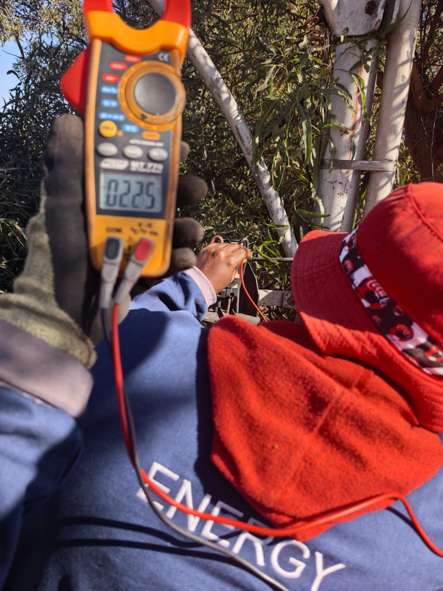 City_Ekurhuleni's tweet photo. β‘ #FixingTheFrontline | #CoEEnergyUpdate
π Springs CBD β Electricians have successfully repaired and replaced stolen cables on 6th Avenue.
π Daggafontein, Springs β An Energy Department team has successfully restored power to Khoraan Street.
#ServiceDeliveryInAction https://t.co/bTijZGI5kN