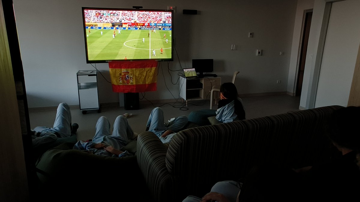 H12Octubre's tweet photo. ⚽ La emoción del fútbol también se vive en el #Hospital12deOctubre.   

🏥 Los pacientes ingresados en la Unidad de Hospitalización Breve de Psiquiatría de Adolescentes se reunieron para seguir la final, compartiendo una tarde llena de ilusión y apoyo a #LaRoja. 
 
 #somosdel12 https://t.co/dVya5IWuGT