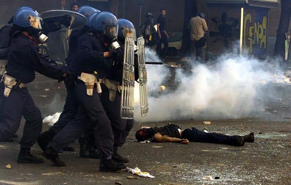 ideiazabaldub's tweet photo. Gaur duela 25 urte, 2001an, poliziak #CarloGiuliani gazte altermundialista hil zuen Genovan, G8aren aurkako mobilizazioetan.

Istiluen erdian, polizia batek tiro egin zion aurpegian, eta ondoren furgoneta bere gainetik pasatu zuten.

#BesteMunduBatPosibleDa https://t.co/4KF5A4ESxh