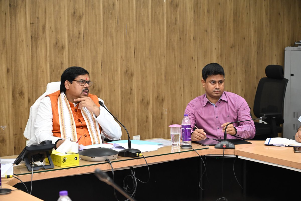 BiharEducation_'s tweet photo. मध्याह्न भोजन की गुणवत्ता से कोई समझौता नहीं 

आज माननीय शिक्षा मंत्री श्री मिथिलेश तिवारी जी ने विभागीय सभागार में मध्याह्न भोजन योजना से संबद्ध स्वयंसेवी संस्थाओं के प्रतिनिधियों और आपूर्तिकर्ताओं के साथ समीक्षा बैठक में कई निर्देश दिए।
 
#MDM
#BiharEducationDept https://t.co/oPEXRLRVyZ