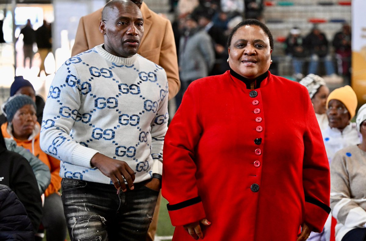 ParliamentofRSA's tweet photo. IN PICTURES: Speaker of the National Assembly, Ms Thoko Didiza, visited Franschhoek to distribute blankets and serve warm meals to members of the Franschhoek farming community in honour of International Mandela Day. 📸: Phando Jikelo / Parliament of RSA https://t.co/8Jm5YVsmzs