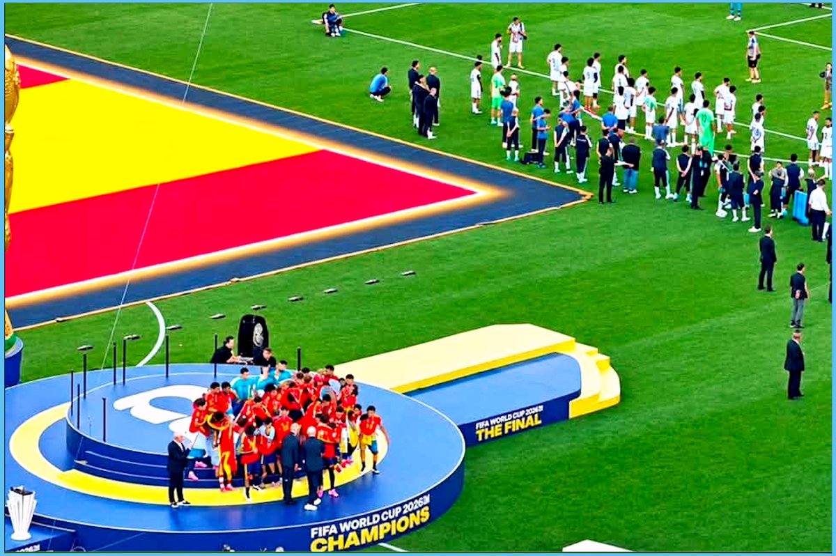 max_ambesi's tweet photo. Non hanno giocato a calcio per l’intera finale preferendo il "giuoco dei calci”, di cui sono una delle migliori espressioni sul globo.

Sono stati costantemente in balia dei più giovani avversari, che li hanno letteralmente portati a scuola riuscendo con lucidità a non rispondere alle provocazioni, storico marchio di fabbrica.

Per vedere il primo tiro-cross è stato necessario attendere i minuti di recupero del secondo tempo, fatto senza precedenti in una finale dei Mondiali.

A fine partita, i più facinorosi del gruppo sono partiti a caccia degli spagnoli non facendosi alcun problema nel colpirli in mondovisione.

Forte di questi argomenti, nel momento in cui i nuovi campioni mondiali sono stati premiati, la quasi totalità della squadra si è girata dall’altra parte mostrando le spalle come se fosse stata vittima di qualche furto o ingiustizia. Al riguardo, non mi stupirei di ascoltare qualche lamentela relativa all'arbitraggio della finale.

Questa è l’Argentina. Non da oggi, da sempre, ma in Italia la narrazione è ormai da decenni incentrata sul culto con tanto di venerazione di “Rosario” e dei “Rosarini”. Il perché non lo capirò mai.