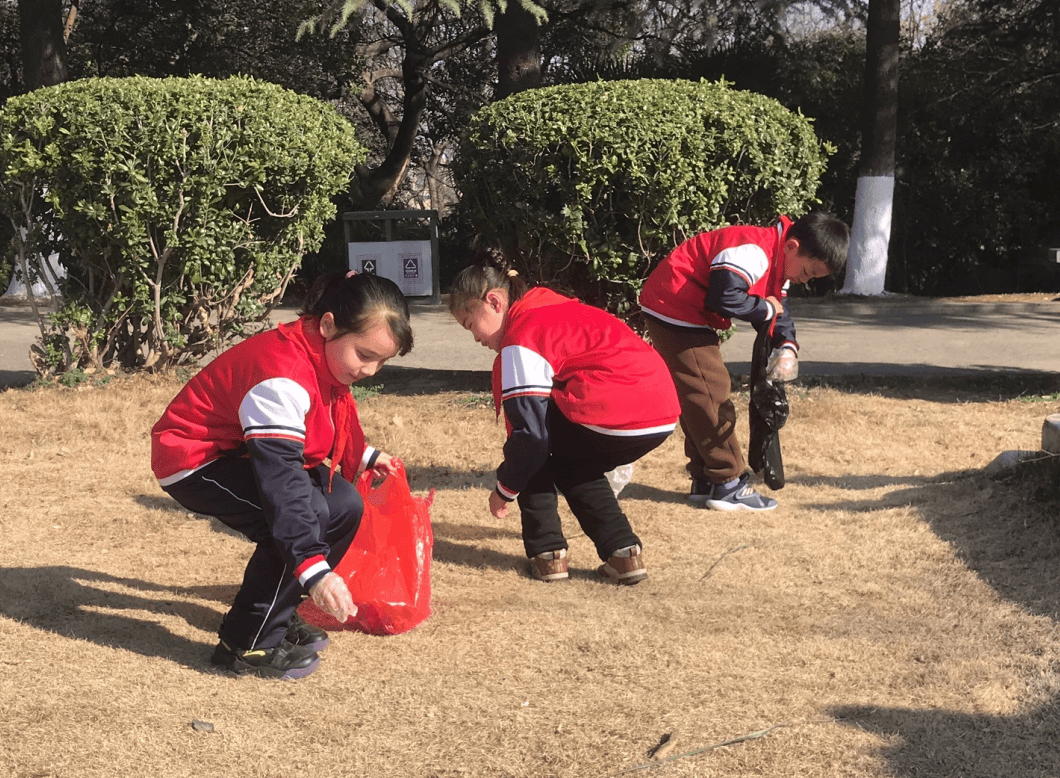 kimhm12181's tweet photo. Our campus environmental club just finished a fun park cleanup u0026 tree-planting activity! We picked up 5 bags of trash and planted 20 saplings—great to see classmates caring for our shared space. More volunteer events coming this month, sign up via our group chat!， https://t.co/VjsfNcEpn5