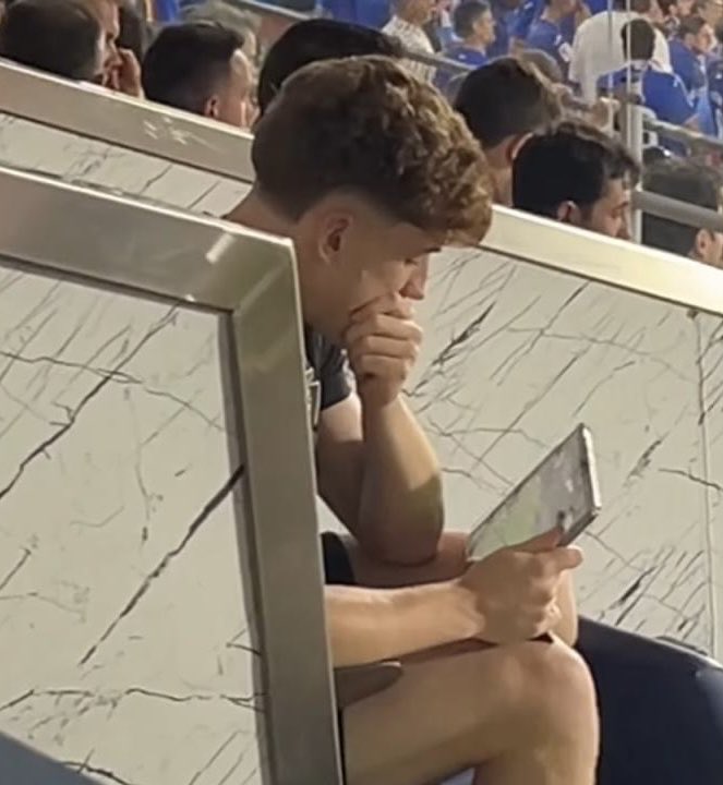 pablolopezru_'s tweet photo. Víctor Muñoz arriesgó su primer Mundial forzando vs el Espanyol. No llegó a Getafe por lesión y sufrió, como un osasunista más, viendo el Girona-Elche en la tablet en el palco del Coliseum.

0’ en el Mundial. Y cómo se alegraron sus compañeros al verle levantar la Copa del Mundo. https://t.co/YTrvpdvMRY