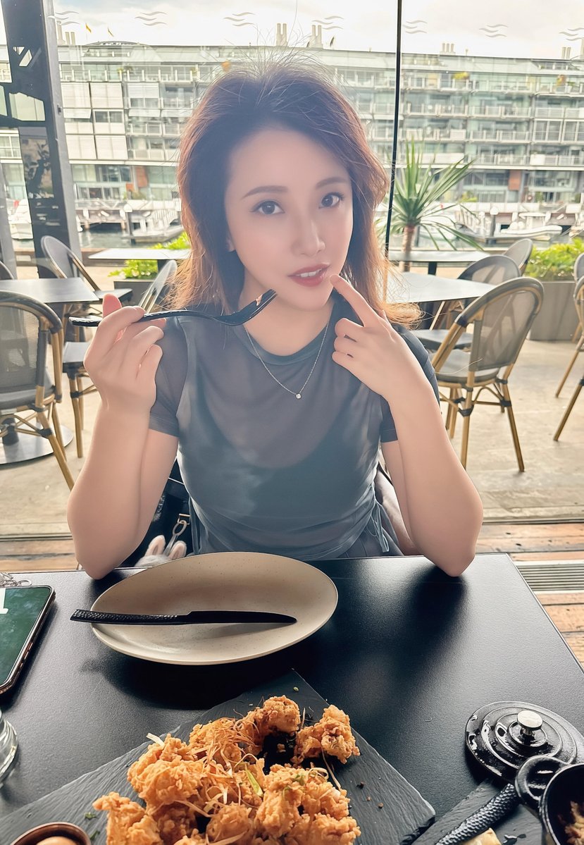 n03_12k's tweet photo. 穿成这样去吃牛排，会不会太有心机？ https://t.co/KSWE8NDk3x