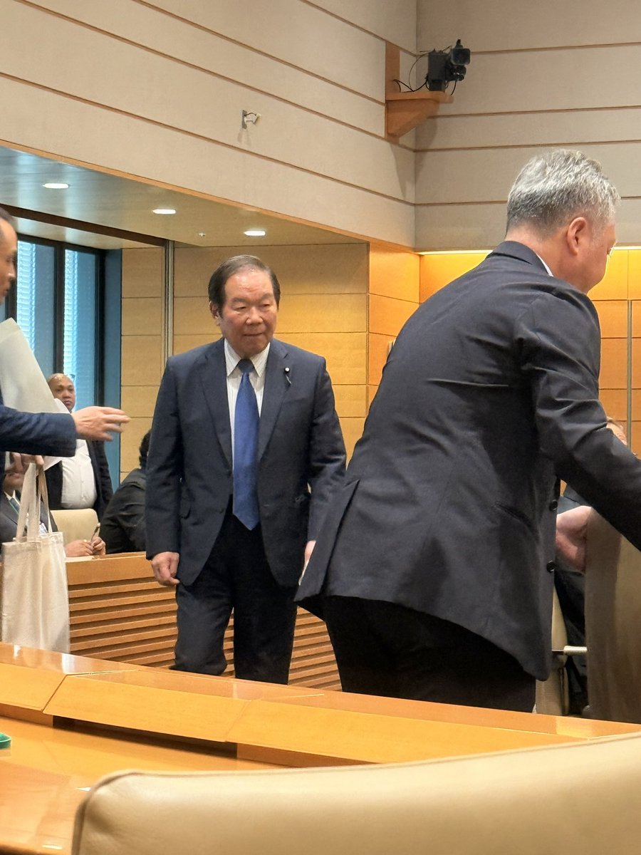 Shimura_Yuichi's tweet photo. 【日印政策フォーラム】🇯🇵🇮🇳
衆議院議員会館で第一回日印政策フォーラムに応援出席いたしました。
「安倍晋三首相も育んできたインドとの関係、大使閣下や次席公使も講演されると言うのに、国会議員の参加者が少ない！、なんだと思っているんだ」と参加者の1人が怒っておられました。主要な民間企業も多く参加していました。

日本の国益を左右する「外交」「経済安全保障」よりも、維新の「副首都構想法案」が国として優先されることがあってはなりません。国民民主党が反対に周ることが確実となり（交渉決裂により今後の憲法改正議論にも響いてしまうでしょう）、特別国会会期を1週間延長し、党首討論を開催しても、参議院での成立は容易ではありません。

前々から指摘していますこうした地域政党・維新の独断的かつ「稚拙」な進め方では、法案の一部には賛成ではあっても、維新のために野党との交渉に汗をかく自民党議員は中々現れないと思います。

副首都構想法案の交渉統括の小林鷹之政調会長も統一地方選挙に向けて自民党大阪府連の総会にも呼ばれるはで内心では穏やかではないのは重々察しており大変です…が、将来の総理や次の大臣への関門の一つであられると応援しています。

さて、今回第1回は、自民党からは額賀福志郎前衆議院議長、西銘恒三郎衆議院議��、長島昭久衆議院議員、司会は仁木博史厚生労働副大臣、ご予定ありまして遅れて日印議連会長の西村康稔選対委員長にご出席いただきました。大変ありがとうございます。

額賀福志郎前衆議院議長からは、衆議院議長として歴史上初の公式訪問含む2回の訪問をした課程や結果、日本が技術を提供する代わりに、インドのIT人材を活用するなど、日印Win-Winの関係で補完的な関係で取り組んでいく、日印50万人の交流を進めていくと述べられるなど、素晴らしいスピーチでした。特に安倍総理の政治的な直感もあり進められたという人口4500万人の北東部アッサム州に日本企業が投資をしていく戦略を始め、インド太平洋地域の発展や拡張に繋げていきたいという視座は、さすがは前の衆議院議長というご迫力でした。仁木博史厚生労働副大臣の司会もとても良かったです。

ナグマ・モハメッド・マリック大使閣下から日印関係のこれまでと今後に���いてスピーチいただいた他、R・マドゥ・スーダン次席公使閣下は日印関係を今後発展させるための７つのポイントについて非常に詳しくご発言がありました。ここでは述べませんが、長島昭久議員が真剣にメモを取られておりましたので、長島議員に託すことにします。当然私もしっかりと進めます

日印関係を経済外交両面から準同盟関係以上に引き上げていくことについて、私の外交政策の最重要の一つに位置付けて引き続き進めていきたいと思います！

#地球儀を俯瞰する外交