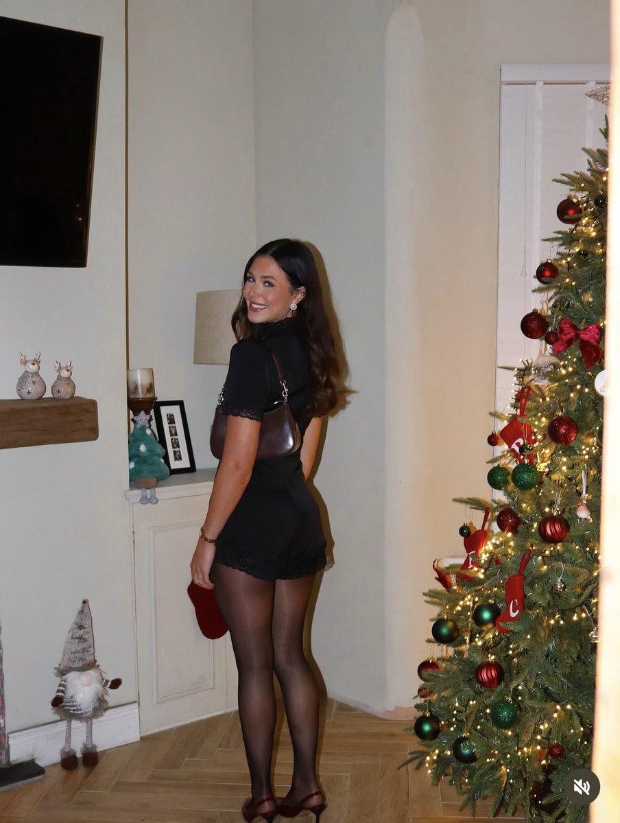 JohnMooreldrx's tweet photo. Need someone to dm me over this tart #cuck #wankchat #bi #cuckold https://t.co/Iin1Idf0nz
