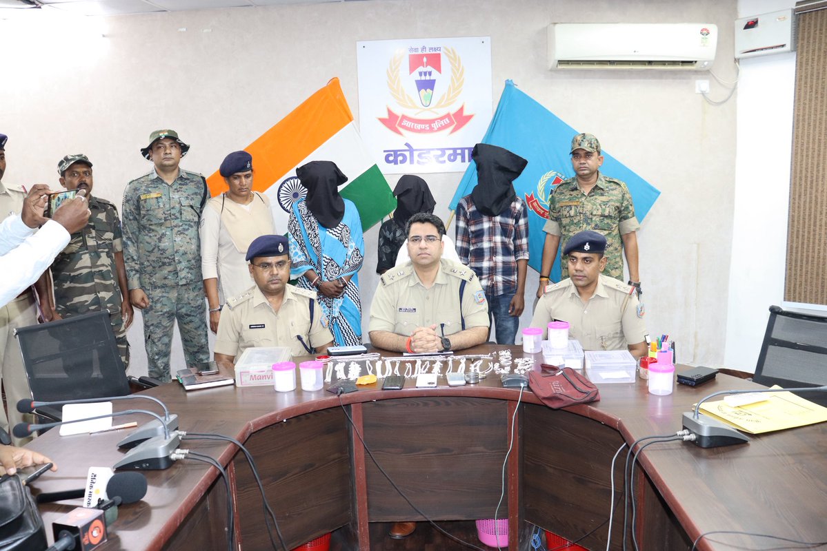 spkoderma1's tweet photo. चंदवारा थाना कांड सं. 50/26 में उरवां पेट्रोल पंप के पास हुई आभूषण छिनतई मामले का सफल उद्भेदन। अंतर्राज्यीय गिरोह के 3 अभियुक्त गिरफ्तार, छिनतई किए गए आभूषणों की शत प्रतिशत बरामदगी, घटना में प्रयुक्त मोटरसाइकिल एवं मास्टर चाभी जब्त किया गया ।@JharkhandPolice @DigHazaribagh https://t.co/LgRrp2GWSz