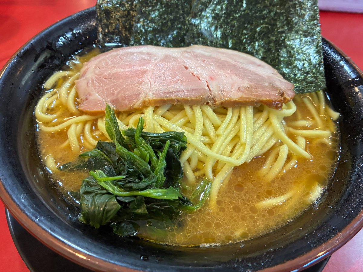 raft_group's tweet photo. 今日の一杯🍜

2回目の「とらきち家 光」へ

今回もラーメン大盛！

やっぱりこの濃厚なスープと太麺の組み合わせは最高ですね😊
チャーシューも食べ応えがあって大満足でした！

#とらきち家光 #横浜家系ラーメン #東白楽 https://t.co/AWrctjcWvw