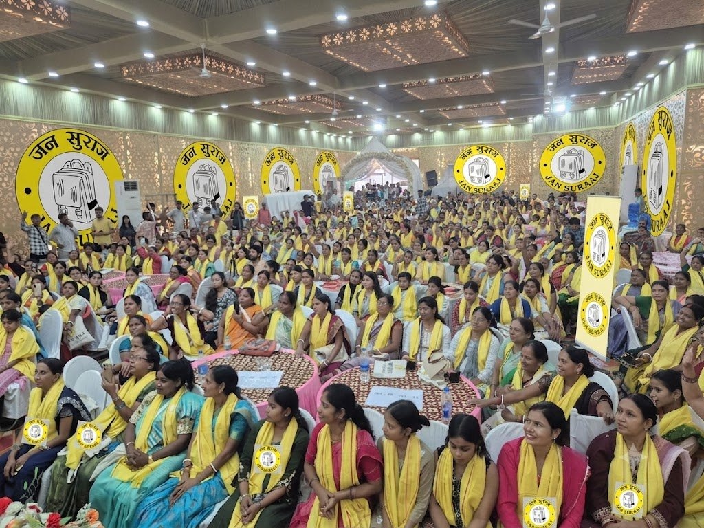 chamar37543's tweet photo. @jansuraajonline ek bhi jagha kahi bhi school ka basta ka poster, banner nahi dikh raha hai, kaise logo ko pata chalega bhai ki school ka bag symbol hai? 

yr hall ayese dikhan chahiye tha. PK ko ayesa kurta pahnao jisme symbol ho 

@MEHaque_01  @Gurpreet_Raghu  @nachiketaonline @ManojBhartiJSP https://t.co/B2QYovN3wh