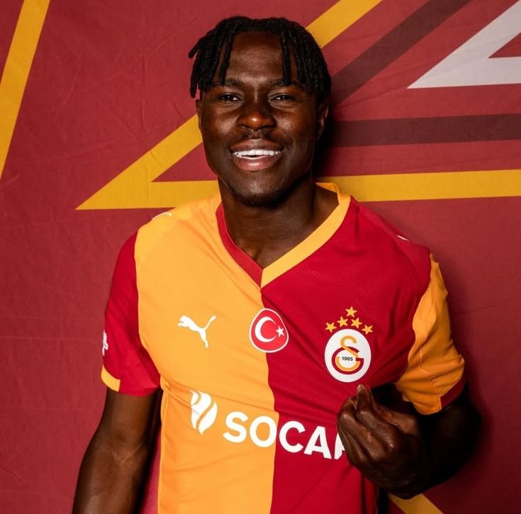 CimbomPublic_'s tweet photo. 🔴🟡 Inter, Wilfried Singo için 30 milyon Euro'luk bir teklif yaptı ve 5 milyon Euro'luk bir bonus önerdi. Galatasaray yönetimi ise Singo'yu bu fiyatlara bırakmaya sıcak bakmıyor. Yönetimin talebi minimum 40 milyon Euro. https://t.co/ZXrFxJClko