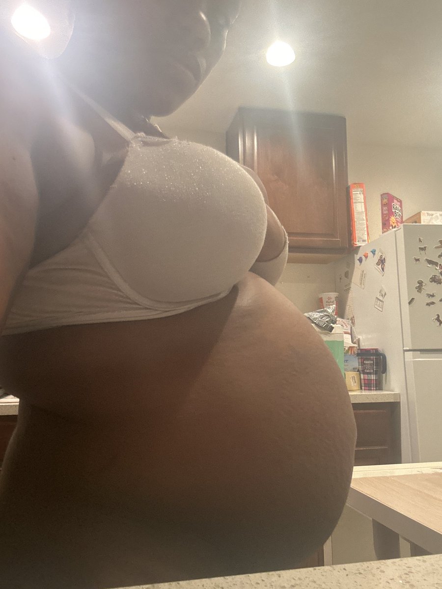 funsizegalaxy's tweet photo. 26 weeks and 1 day today 🥰💖 I pray for a safe delivery and strong labor so I can hold my babygirl in my arms n I know god has my back n most importantly no rips or tears no stitches cause I ain’t dealt with that shit and I don’t want to start 😂😘🤏🏾 #explore #3under3 #pregnant https://t.co/MBOhWhFwXT