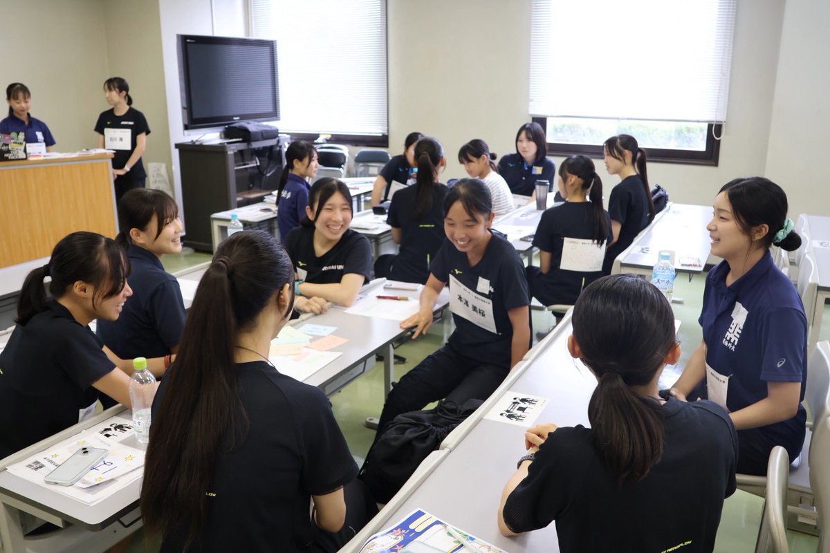 ekiden_josai's tweet photo. 7月18日に関西外国語大学さんと
Run Revolutionを開催しました!🏃♀️
午前は長距離の魅力についての
グループワークと栄養講座、
午後は3000m12分チャレンジ駅伝を行いました!
他大学の皆さんとも交流を
深めることができ、とても充実した1日となりました💖
#城西大学女子駅伝部 #teamjosai https://t.co/Yk1nOJfwBD