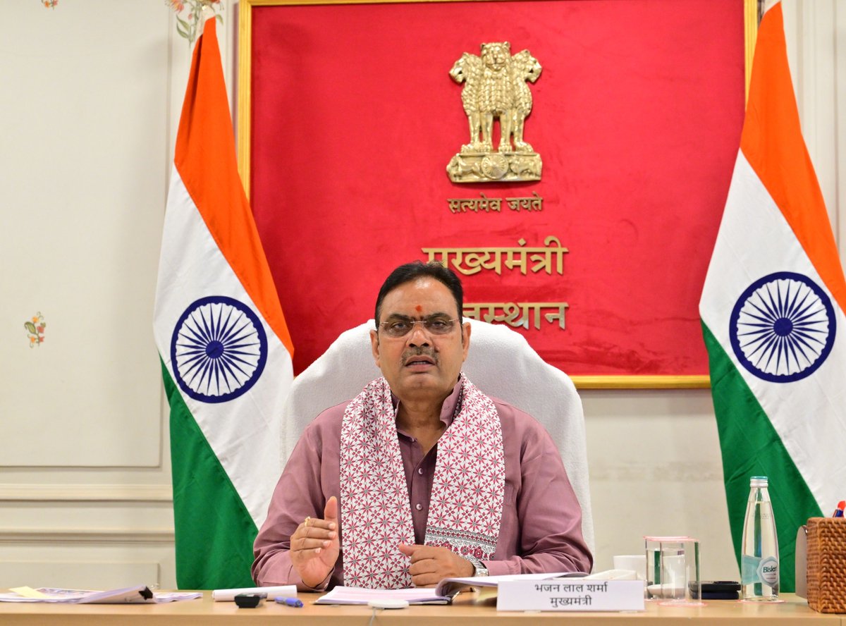 BhajanlalBjp's tweet photo. आज मुख्यमंत्री कार्यालय में आयोजित RAJ-UNNATI की बैठक में वीडियो कॉन्फ्रेंसिंग के माध्यम से प्रदेशभर में संचालित विकास परियोजनाओं एवं जनकल्याणकारी योजनाओं की प्रगति की समीक्षा की। साथ ही, राजस्थान संपर्क एवं मुख्यमंत्री जनसुनवाई पोर्टल पर प्राप्त परिवेदनाओं के विभिन्न परिवादियों से सीधे संवाद कर उनकी समस्याओं को सुना तथा संबंधित अधिकारियों को प्रत्येक प्रकरण का संवेदनशीलता, जवाबदेही और समयबद्धता के साथ समाधान सुनिश्चित करने के निर्देश दिए।

आमजन की समस्याओं के त्वरित एवं प्रभावी समाधान को और अधिक सशक्त बनाने के उद्देश्य से प्रदेशभर में संचालित सेवा शिविरों की अवधि 31 अगस्त 2026 तक बढ़ाने का निर्णय लिया गया है, ताकि अधिक से अधिक नागरिक सरल, सुगम और समयबद्ध तरीके से अपनी समस्याओं का समाधान प्राप्त कर सकें।

सभी विभागों के अधिकारियों को स्पष्ट निर्देश दिए हैं कि विकास कार्यों में किसी भी प्रकार की शिथिलता, अनावश्यक विलंब या लापरवाही स्वीकार नहीं की जाएगी। प्रत्येक परियोजना निर्धारित समय-सीमा के भीतर उच्च गुणवत्ता और पूर्ण पारदर्शिता के साथ पूरी हो तथा जनकल्याणकारी योजनाओं का लाभ बिना किसी बाधा के प्रत्येक पात्र नागरिक तक पहुँचे, यही हमारी सरकार की सर्वोच्च प्राथमिकता और सुशासन के प्रति हमारी प्रतिबद्धता है।

#आपणो_अग्रणी_राजस्थान