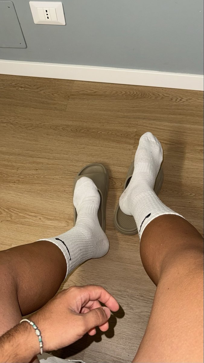 mattee_miceli's tweet photo. vieni a leccarmeli 👅
#socks #feet #nike 

https://t.co/AeQzhdH5Tl https://t.co/MaUkfRxu5v