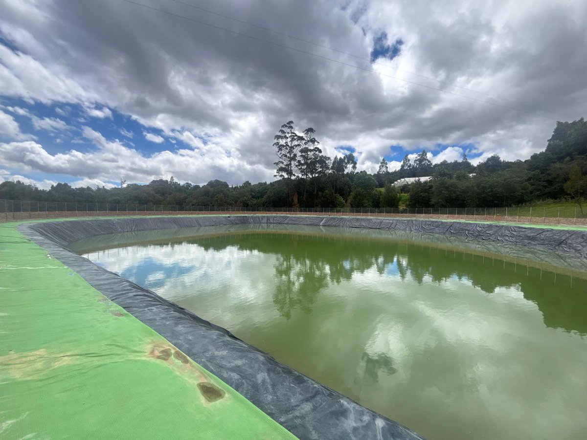 Alfred_Balle's tweet photo. Nos anticipamos al fenómeno de El Niño fortaleciendo la seguridad hídrica de nuestro territorio. Hoy contamos con 25 Bancos Municipales de Agua (BAMA), que nos permiten almacenar cerca de 300 mil metros cúbicos de agua para responder a sequías, apoyar acueductos rurales, atender incendios forestales y proteger la sostenibilidad de las actividades agropecuarias. 

Prepararnos antes de la emergencia es la mejor forma de cuidar el agua y garantizar el bienestar de nuestras comunidades. #LaCARactúa