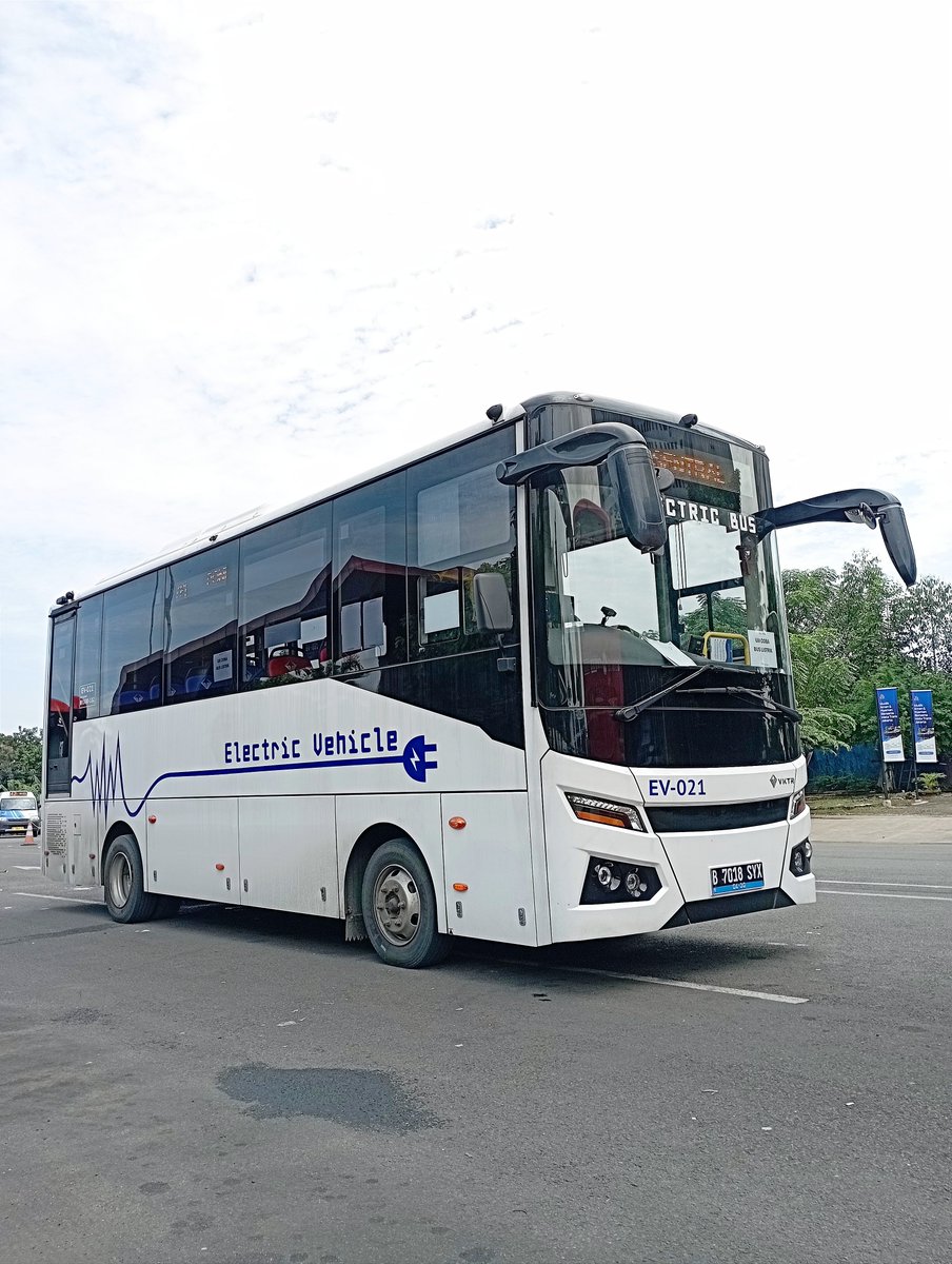 trufflecaesar97's tweet photo. @RezaPra37285225 @txttransportasi @calomagang @khadajhin__ @BuswayFansC @BahasBus @AdiiAFVs @TfJakarta @Fauzi_png silahkan diliat bedanya.. https://t.co/5G62CjqikS