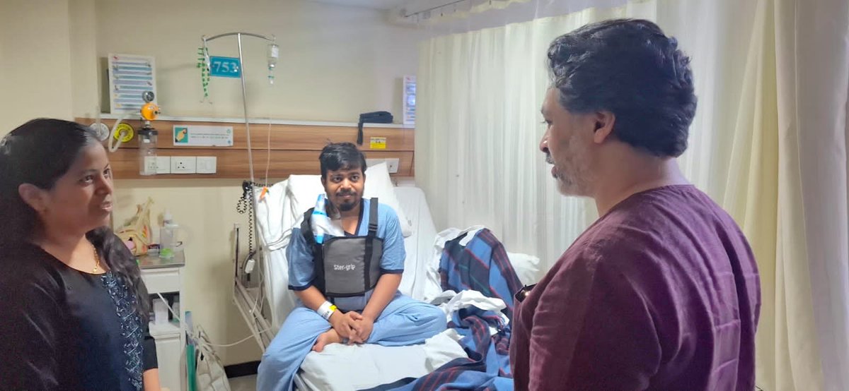 NavinSalian5's tweet photo. सिंधुदुर्गातील सागर माधव यांच्या मुंबईतील लिलावती हॉस्पिटलमध्ये मेजर सर्जरी यशस्वीपणे पार पडली.@meNeeleshNRane साहेब स्वतः हॉस्पिटलमध्ये जाऊन सागर यांच्या प्रकृतीची आस्थेने विचारपूस केले.हीच खरी लोकसेवा,राजकारण फक्त भाषणांनी होत नाही,तर कृतीतून माणुसकी जपणाऱ्यांनी होतं. https://t.co/X4XGKpBZ3c